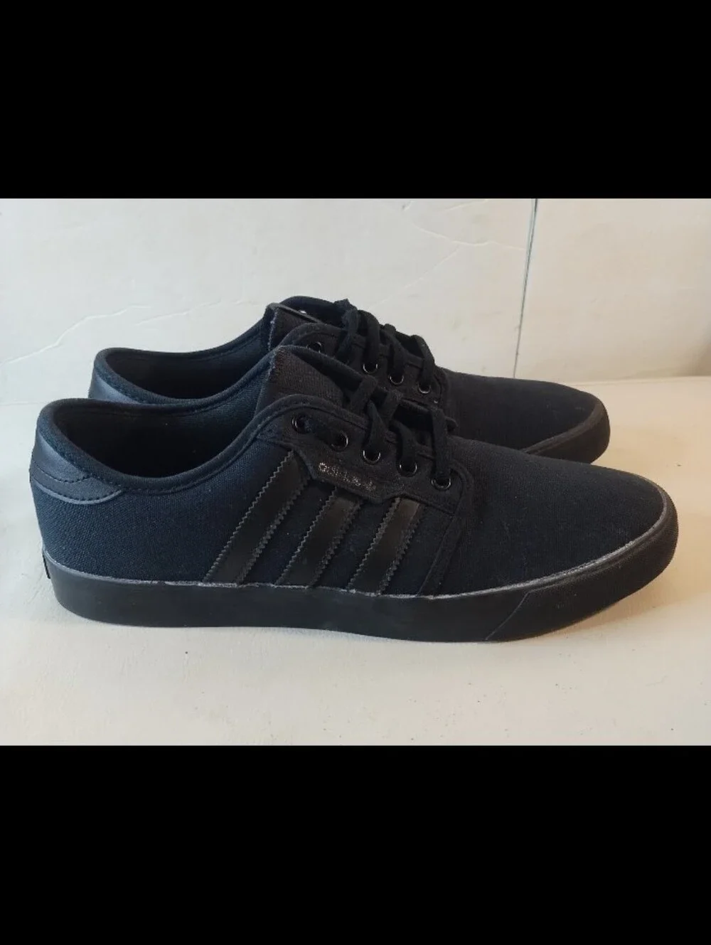ADIDAS SEELEY LIFESTYLE CASUAL SKATE SHOE MENS SIZE 10.5 AQ8531 TRIPLE BLACK GUM